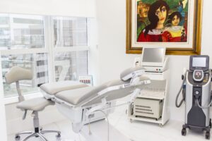 Dra. Rafaela Salvato, dermatologista em Florianópolis, em ambiente clínico premium com tecnologias avançadas (Fotona, ultrassom microfocado e laser de picossegundos) no Trompowsky Corporate.