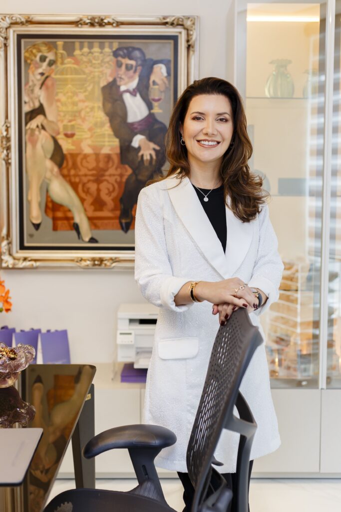 dra rafaela salvato em um dos seus consultório na clinica rafaela salvato dermatologia